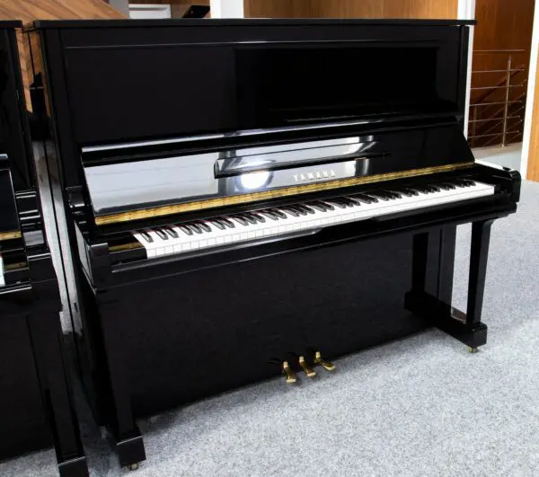 Yamaha U3 U300