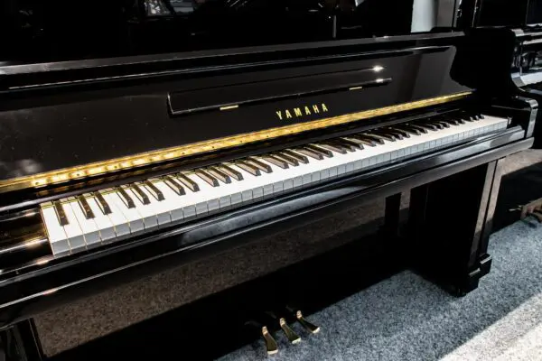 Yamaha U30BL Keyboard