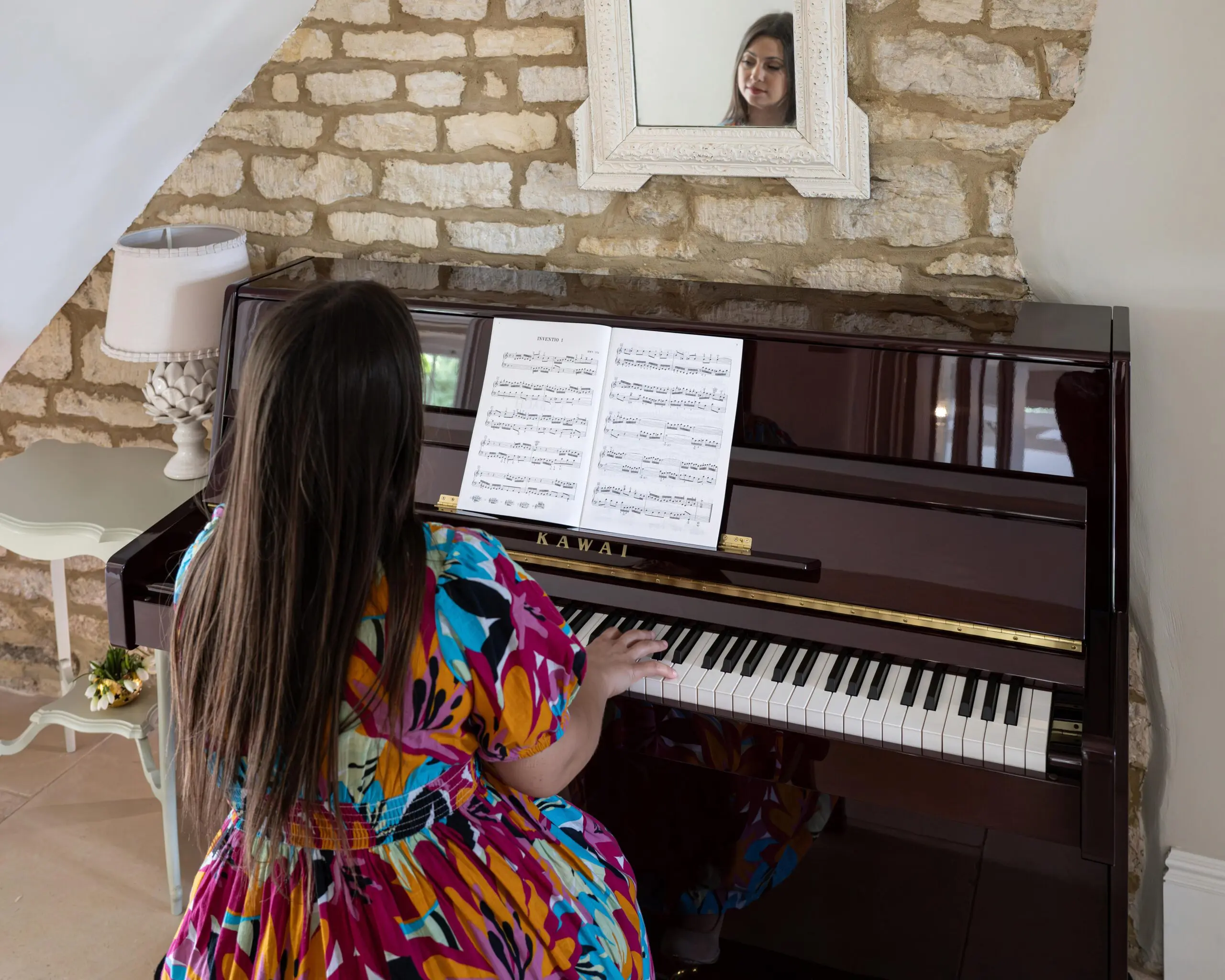 Kawai K15, Lara Melda playing