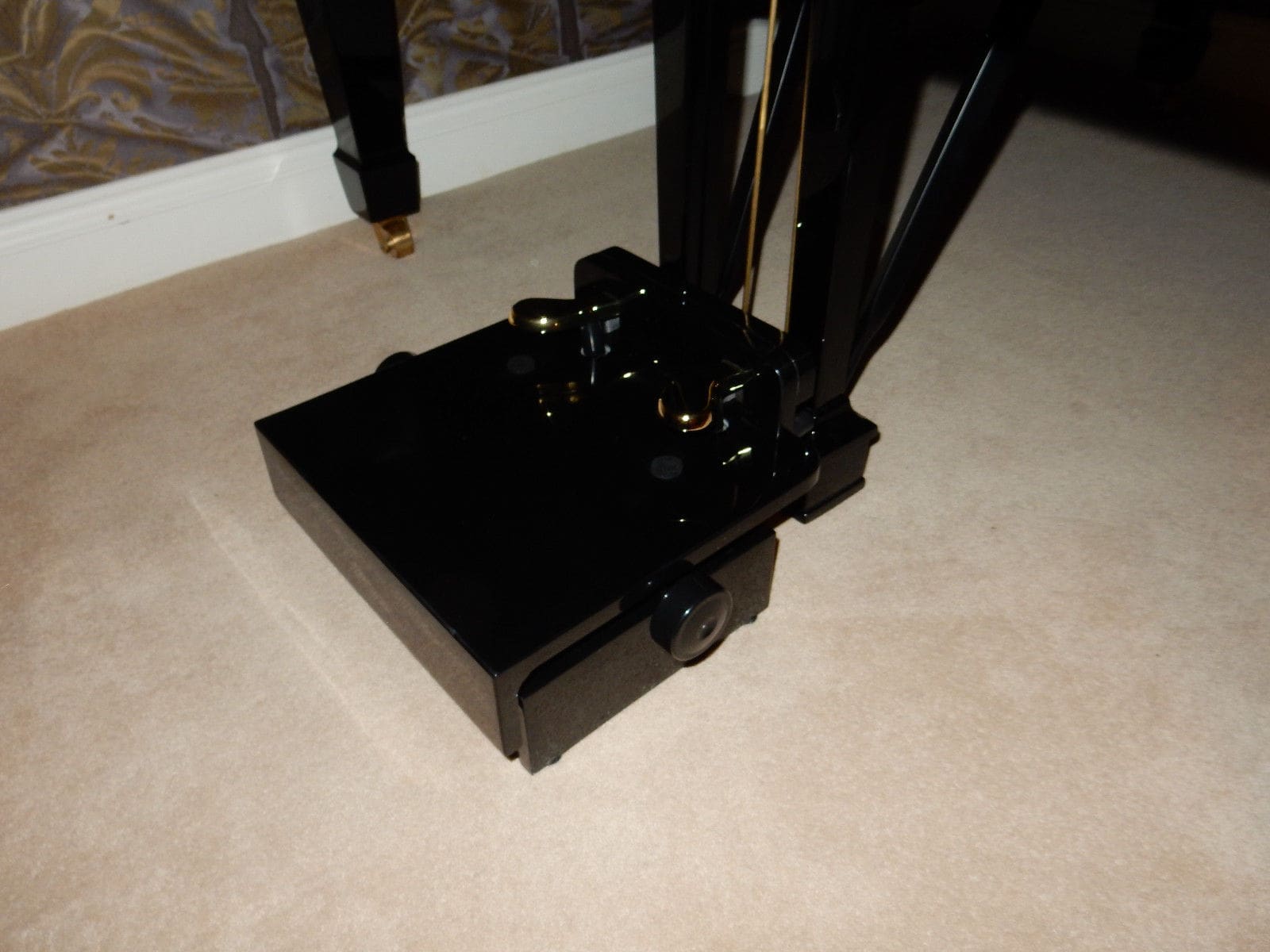 PIANO PEDAL EXTENDER. PERFECT FOR THE SMALLER PIANIST. HIGH GLOSS BLACK