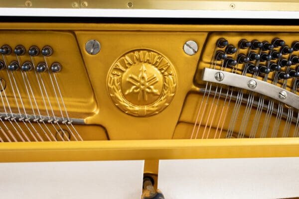 Yamaha U3E White Finish Logo