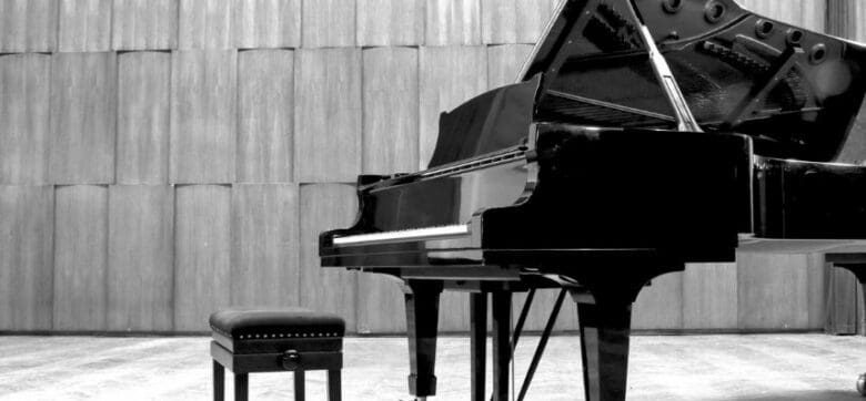 How to pick a piano stool
