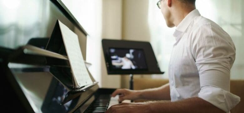 Traditional piano teacher or online app – which is better?