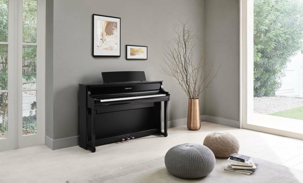 Yamaha CLP875 in Polished Ebony