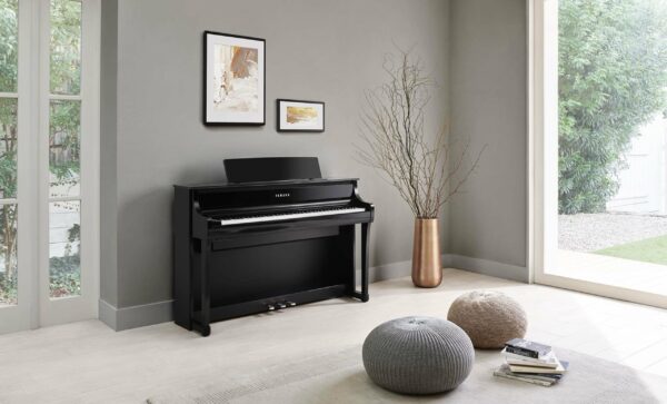 Yamaha CLP875 in Polished Ebony